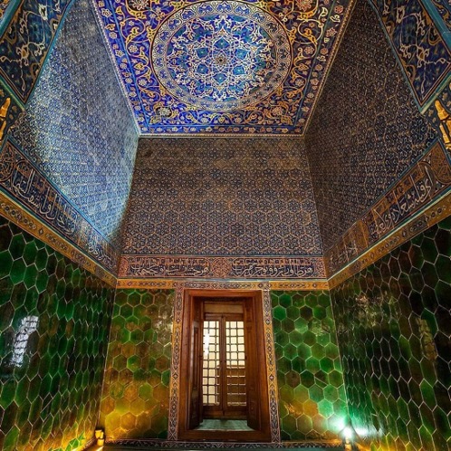 <ul><li><p>Tomb of Mehmet I is actually on a hill higher than that of the mosque – very unusual and not really proper</p></li><li><p class="MsoListParagraphCxSpMiddle">A classic Zaviye mosque</p></li><li><p class="MsoListParagraphCxSpMiddle">Top of the interior: an ornamented Turkish triangle ring around the base of the central dome</p></li><li><p class="MsoListParagraphCxSpMiddle">Huge mihrab niche covered in ceramics with the Seljuk muqarnas niche</p></li><li><p class="MsoListParagraphCxSpMiddle">Walls of the zaviye are tiled in hexagonal, emerald green tiles, with medallion inserts of cuerda seca interlaces</p></li><li><p class="MsoListParagraphCxSpMiddle">The entrance block pishtaq retains the traditional muqarnas arch design</p><ul><li><p class="MsoListParagraphCxSpMiddle">However, the design is a hybrid of muqarnas and Turkish triangles, with little bosses attached to the bottoms of several of them</p></li></ul></li><li><p class="MsoListParagraphCxSpMiddle"><span>W</span>indows are decorated with finely carved arabesques, and surrounded by muqarnas (like at Isa Bey Camii)</p><ul><li><p class="MsoListParagraphCxSpMiddle">Very fine carving uses floriated kufic, arabesques in the center, and a thuluth inscription</p></li></ul></li><li><p class="MsoListParagraphCxSpMiddle">The Yeşil Türbe (Green Tomb) of Mehmet I</p><ul><li><p class="MsoListParagraphCxSpMiddle">The walls of the tomb and Mehmet’s cenotaph are covered with turquoise ceramics – hexagonal tiles on the walls, and cuerda seca ornaments with cobalt blue, gold and white ornaments and calligraphy</p></li></ul></li></ul><p></p>