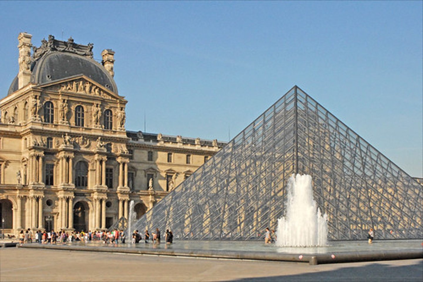 <p>l'ancien palais des rois de France, maintenant un musée d'art</p>