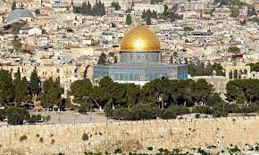 <ul><li><p>Jerusalem</p></li><li><p>influenced by Byzantine architecture</p></li><li><p>shrine for pilgrims</p></li><li><p>center is a sacred rock where Muhammad ascended to Heaven</p></li><li><p>octagonal form</p></li></ul>
