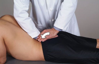 <ul><li><p>pt. in sphinx, stand on opposite side of extension</p></li><li><p>caudad hand ABduct pt. same leg (loose SI joint) + IR</p></li><li><p>hypothenar on sacral sulcus, stabilize w/ caudad on top</p></li><li><p>inhale → resist, exhale → follow (encourage flexion)</p></li></ul><p></p>