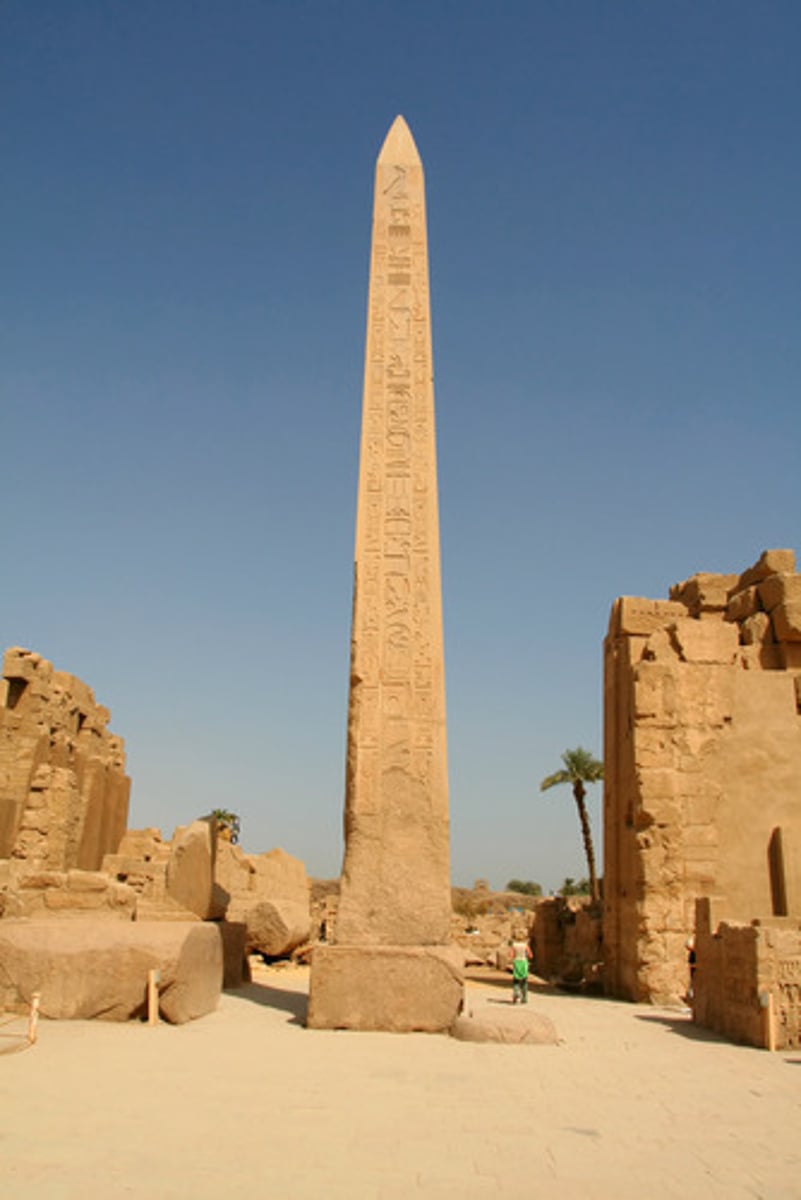 <p>Pillars that stood in pairs at the front of Egyptian temples.</p>