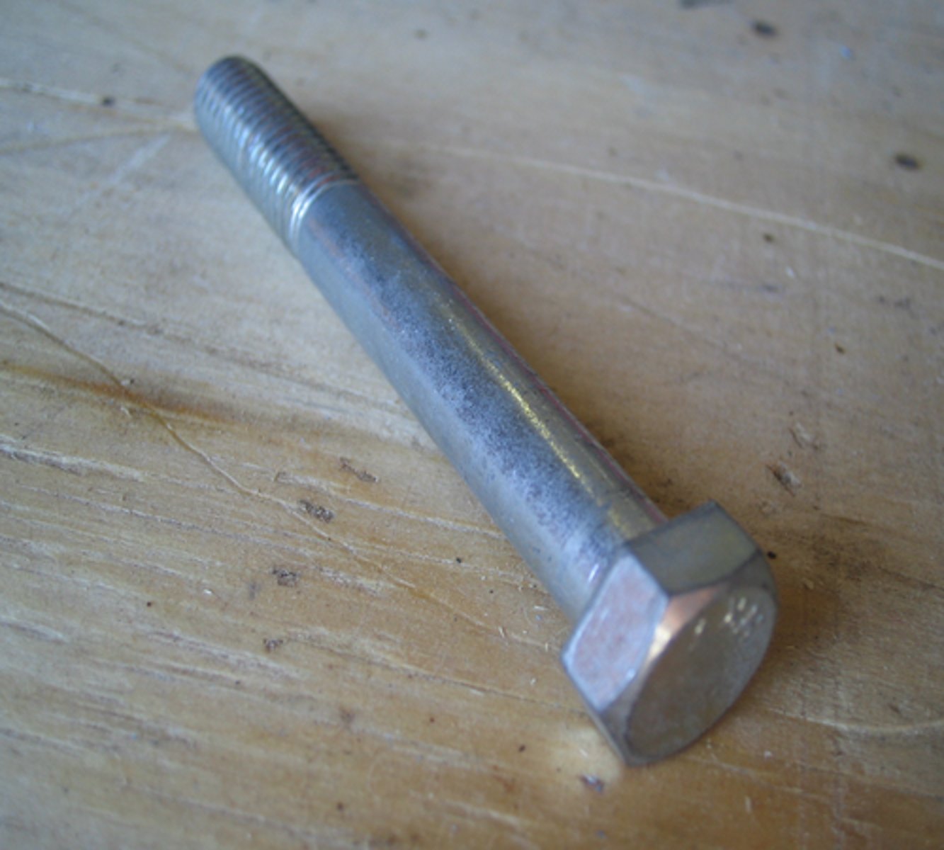 <p>- External threading<br>- Driven by wrench<br>- Wood to wood/metal</p>