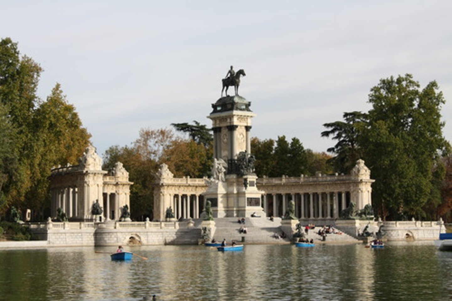 <p>Madrid's largest city park with a boating lake and a crystal palace</p>
