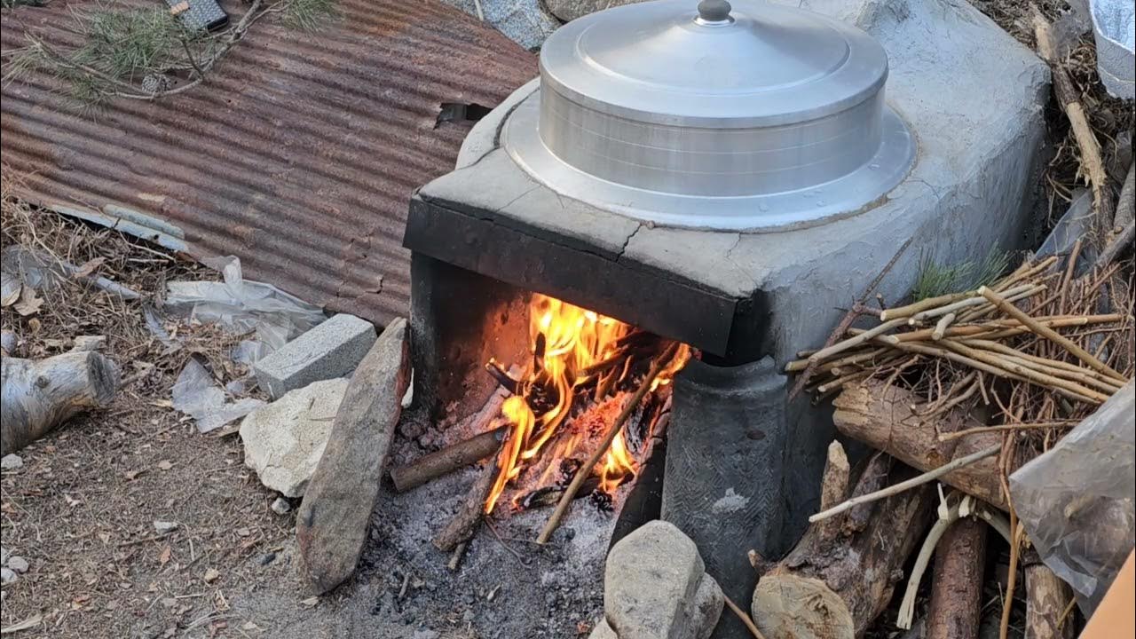 <p>Un __ __ __ es un fogón que se encuentra en las cocinas tradicionales coreanas y que se utiliza para quemar leña u otro combustible para cocinar. También forma parte del sistema tradicional de calefacción por suelo radiante u ondol.</p>