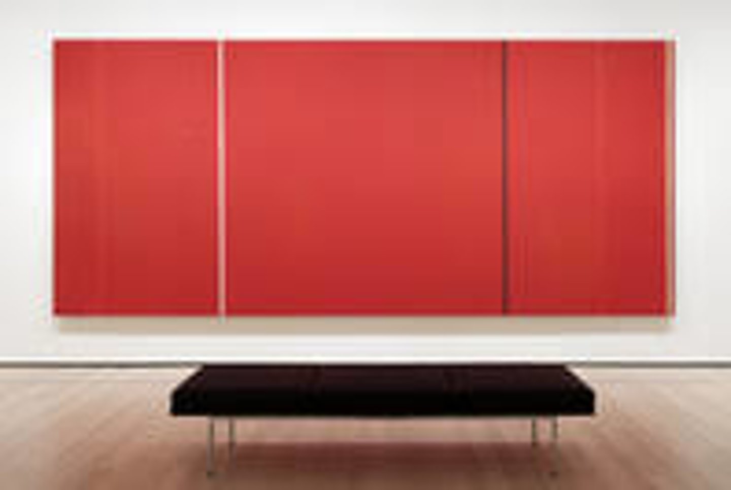<p>20 e eeuw</p><p>Barnett Newman</p><p>MoMa NYC</p><p>Formaat: monumentaal doek (ruim 5 meter breed).</p><p>Kleur: intens rood als overheersende achtergrond.</p><p>Kenmerk: verticale “zips” (smalle lijnen) in contrasterende kleuren die de ruimte opdelen.</p><p>Doel: overweldigende, bijna spirituele ervaring voor de toeschouwer.</p><p>Betekenis titel: Latijn voor “Man, heroïsch en subliem” → verwijzing naar menselijke grootsheid en existentie.</p>