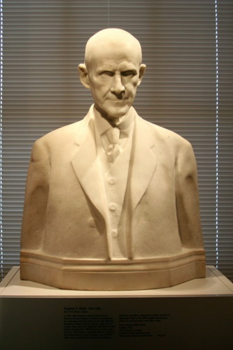 <p>a political group that supports equal distribution of wealth (neutral)</p><p>He joined the ~ to fight for workers' rights. The ~ promised to improve public services for everyone.</p>