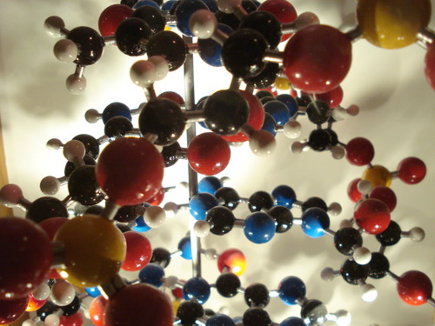 <p>(adj.) about or caused by molecules</p>