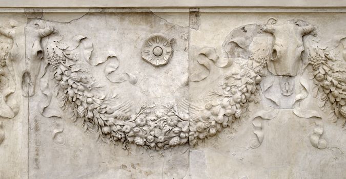 <p>Garland, putti, burcrania</p>
