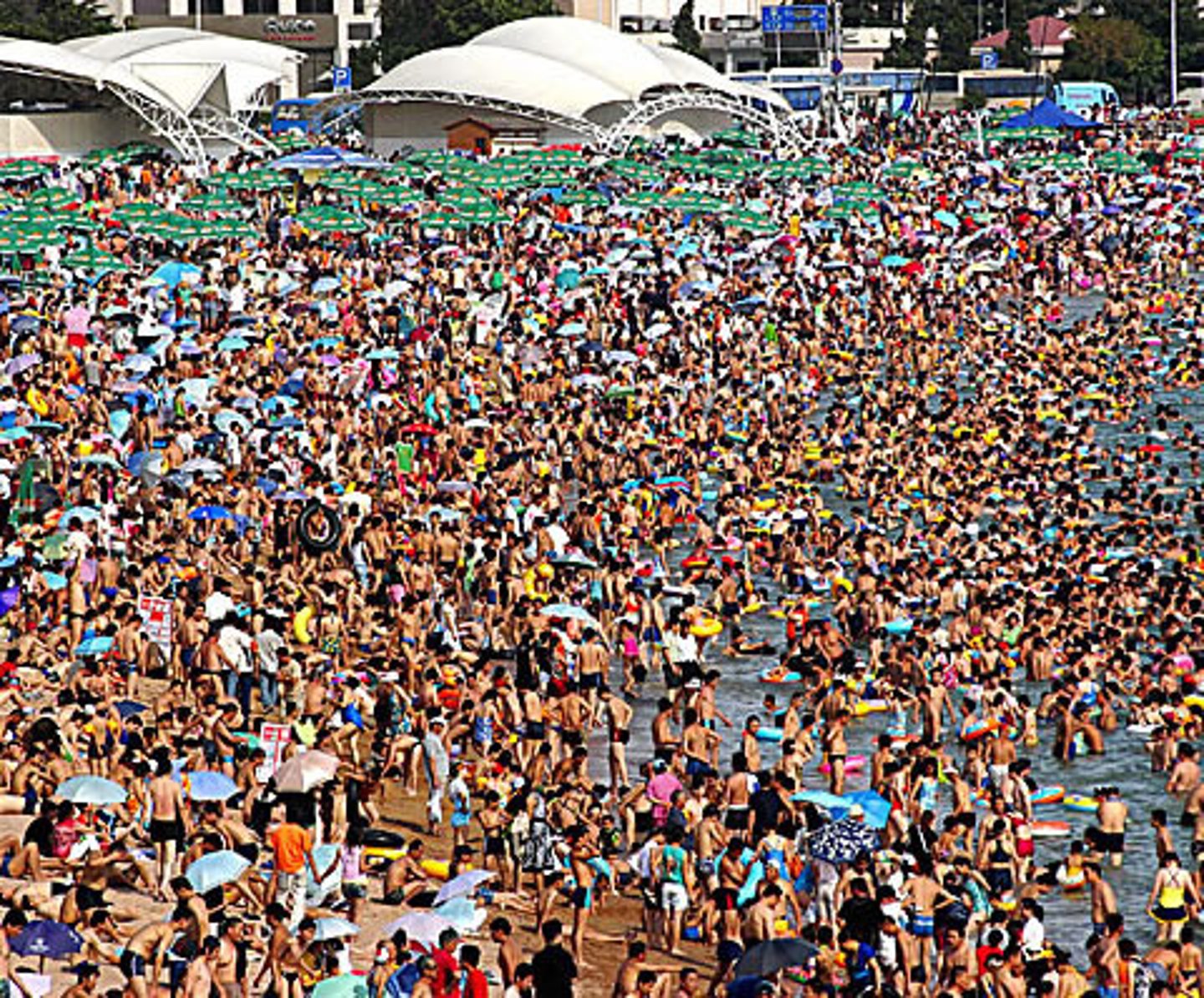 <p>- tình trạng du lịch quá tải - /ˌəʊvəˈtʊərɪzəm/ - Overtourism threatens the sustainability of famous destinations.</p>