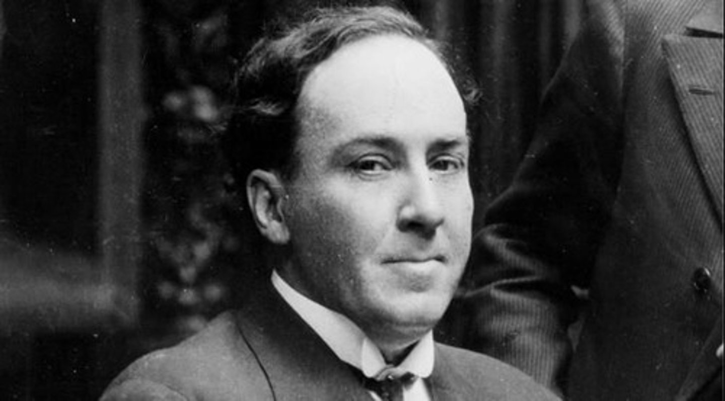 <p>antonio machado</p><p>Generación del 98</p><p>resumen-el poeta confiesa que ha vivido, experimentado y sufrido a lo largo de la existencia, contemplando todo tipo de seres humanos, reflexiona sobre ellos con un tono melancólico pero profundamente filosófico</p><p>temas- las sociedades en contacto,relaciones interpersonales,tiempo y espacio,la dualidad del ser</p><p>vocab-VEREDAS: camino angosto, formado comúnmente por el tránsito de peatones y ganados.</p><p>RIBERAS: margen y orilla del mar o río.</p><p>PEDANTONES: dicho de una persona: Engreída y que hace inoportuno y vano alarde de erudición, téngala o no en realidad.</p><p>TABERNAS: establecimiento público, de carácter popular, donde se sirven y expenden bebidas y, a veces, se sirven comidas.</p><p>LABORAN: trabajar una materia reduciéndola al estado o forma conveniente para usarla.</p>