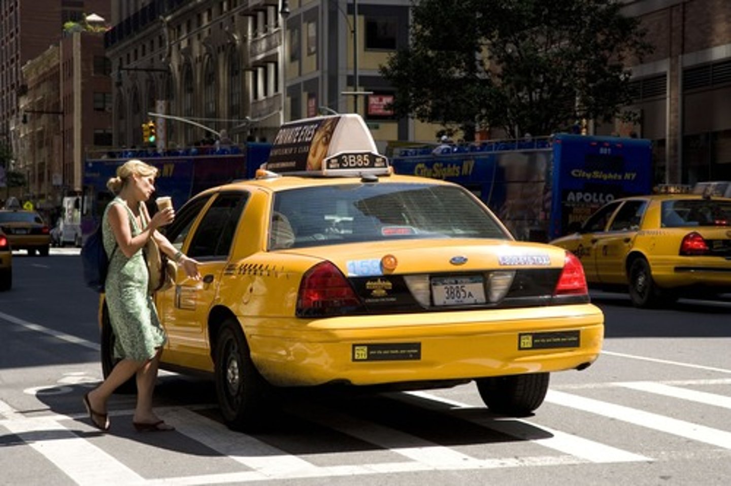 <p>dǎ chē<br>(to take a taxi)</p>