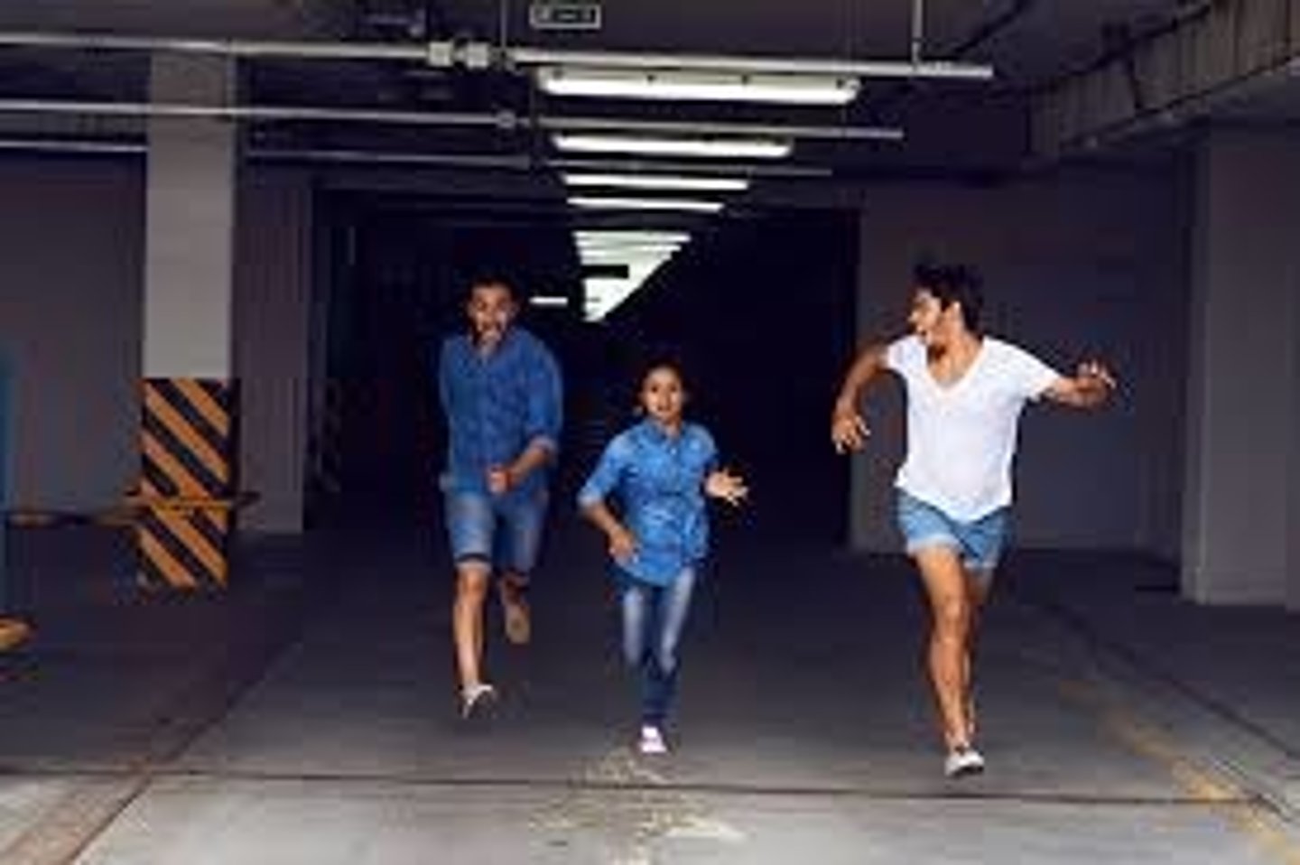 <p>/rʌn aʊt əv ðeə(r) həʊm ɪn fɪə(r)/ • Verb Phrase • B1 • To leave one's house due to being scared • Chạy ra khỏi nhà trong sợ hãi/hoảng loạn • People ran out of their homes in fear when the earthquake struck.</p>