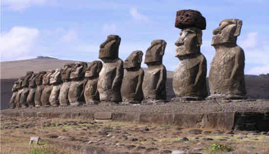 <p>rapa nui (easter islands), c 1100-1600 CE, volcanic figures, basalt base</p>