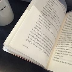 <p>Fordi alle lymfocytter har ulike reseptorer i cellemembranen som kan binde seg til andre stoffer.</p>