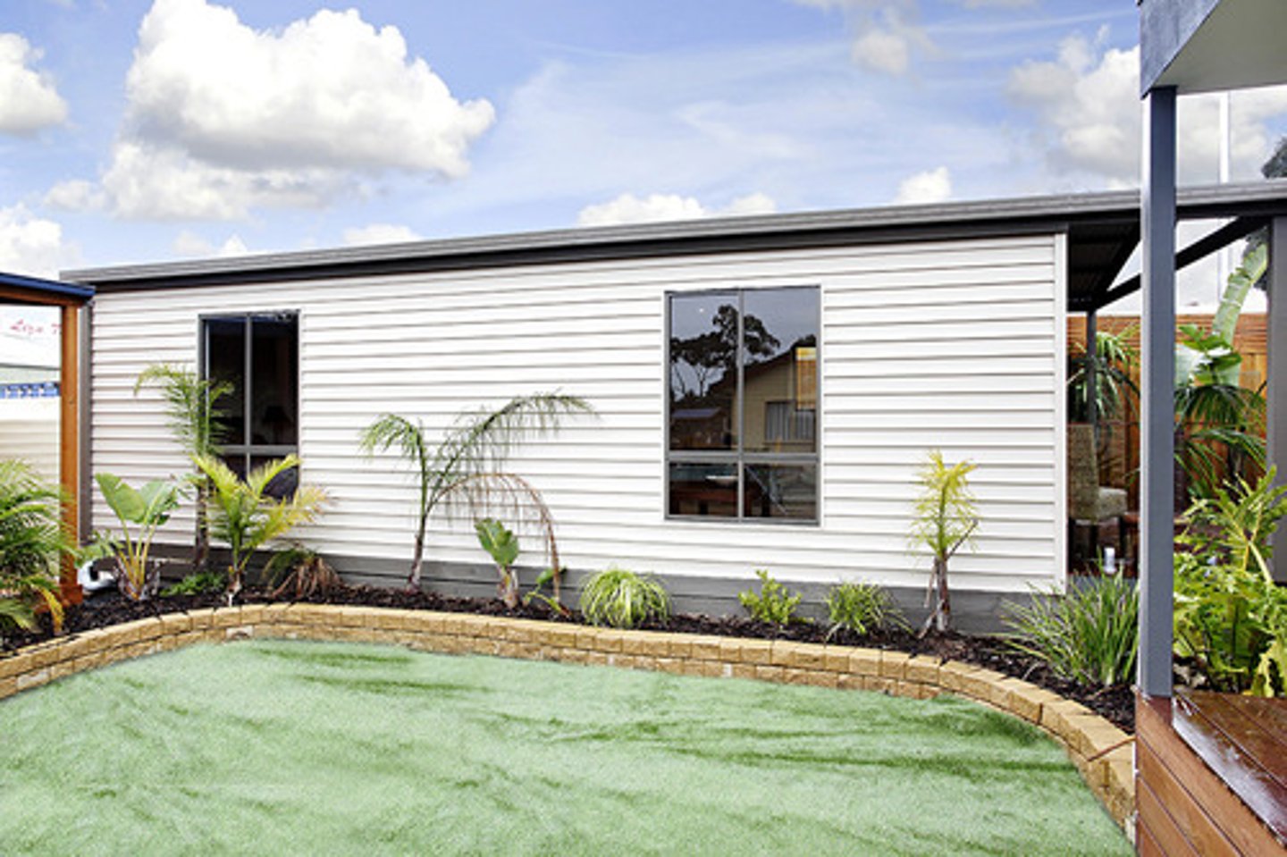 <p>set of rooms made into self-contained accommodation suitable for an elderly relative</p><p>Her grandchildren prepared her a g______ f____.</p>