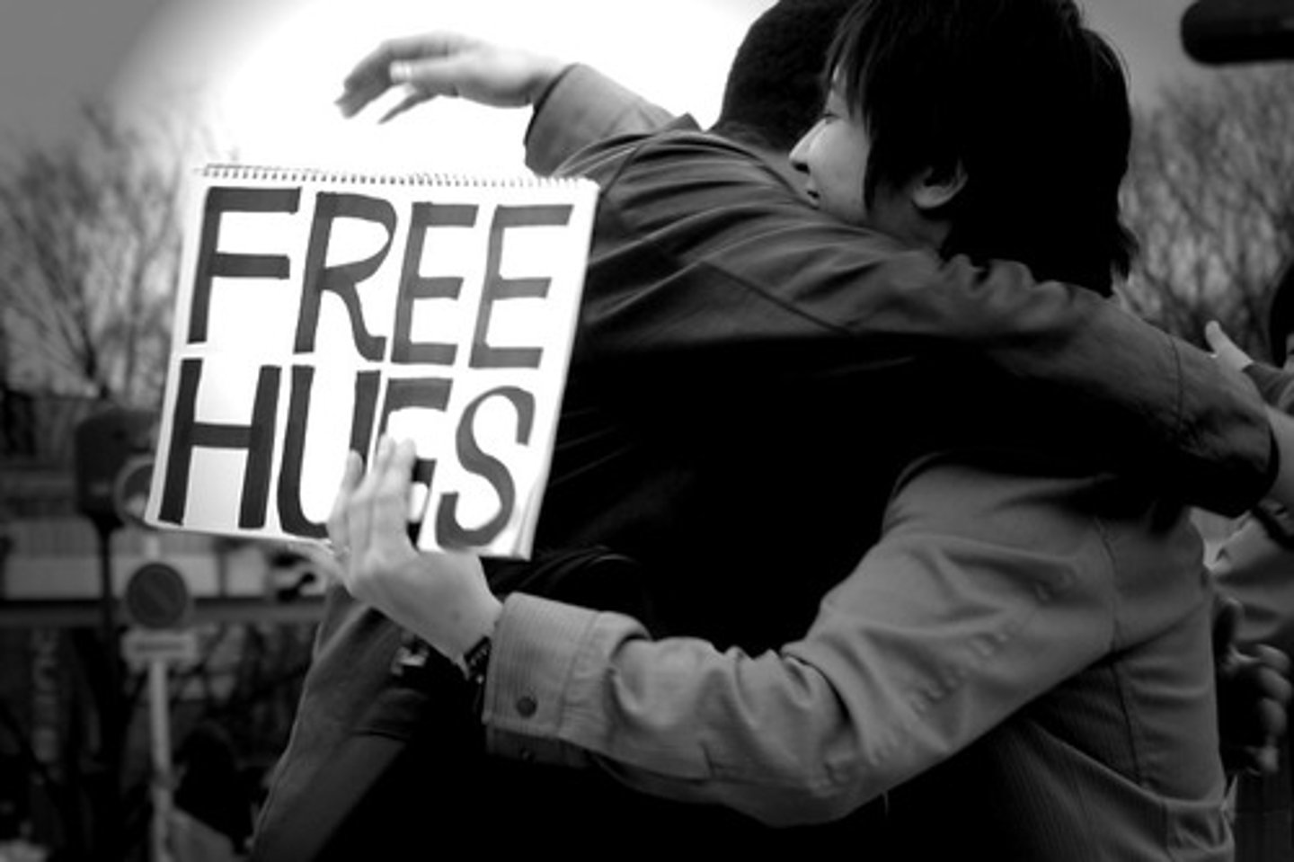 <p>to hug; to embrace (each other)</p>