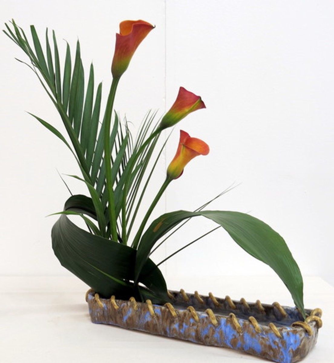 <p>Emphasize line and visual movement</p><p>Clean lines with essential negative space</p>