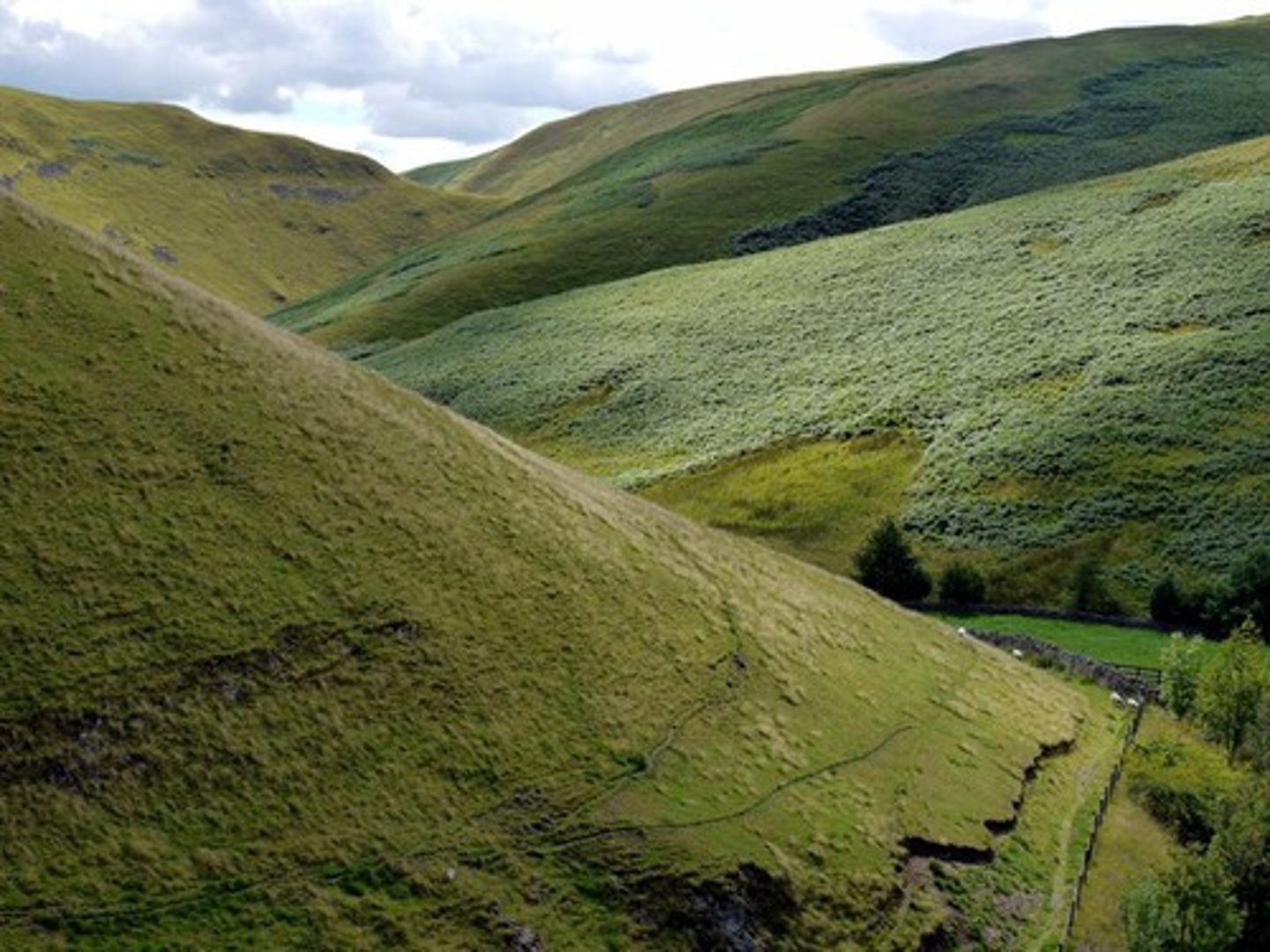 <p>A series of ridges projecting out on alternate sides of a valley and around which a river winds its course.</p>