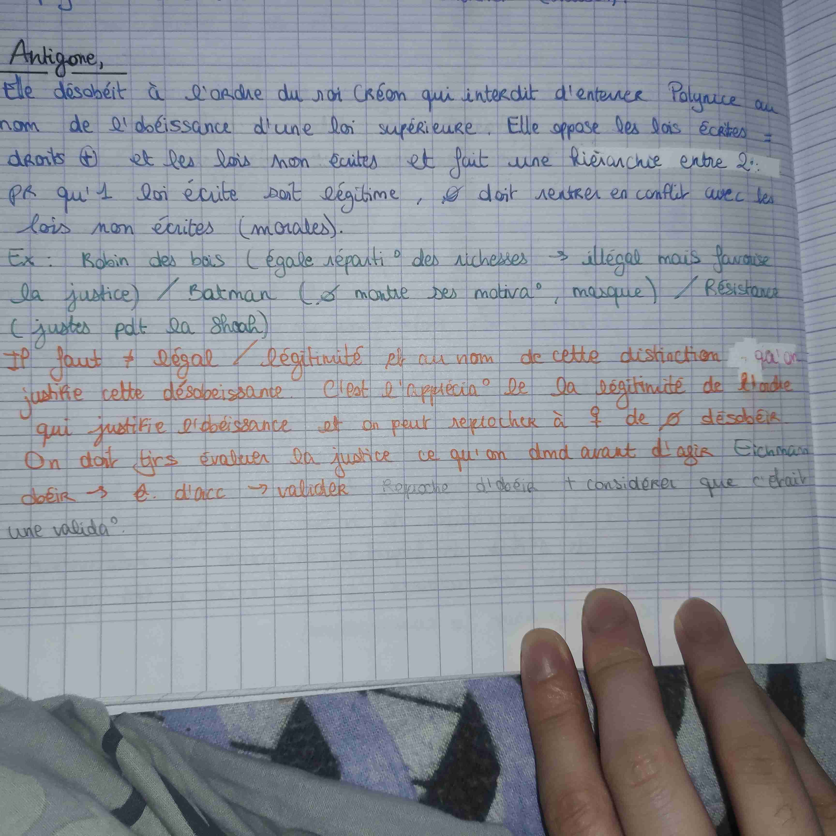 <p>Obéir au droit + ne Ø garantit tjr la justice car écartent les lois morales. Les lois + varient d'un pays à un autre et on trouve aussi les lois éternelles (raison).</p><p><span style="color: green">Ex : Robin des Bois ( égale répartit° </span><span data-name="moneybag" data-type="emoji">💰</span><span style="color: green">→ illégal mais pr la justice) / Batman (masque → motiva° nn dites) / Les justes pdt la Shoah</span></p><p><span style="color: green">Antigone</span> : Désobéit au roi Créon et enterre qd mm Polynice et distingue (droit +) lois écrites / lois nn écrites : pr qu'1 loi écrite soit légitime, Ø rentrer en corrélat° w/ lois morales <strong>→ vire à la délinquance, injustice</strong></p><p><strong>Pb n°1/ lois + fragilisées</strong></p><p><strong>Pb n°2/ action ds l'intérêt prv d'Antigone</strong></p>