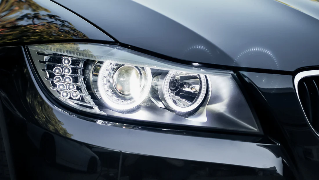 <p><span>a </span>large<span>, </span>powerful<span> </span>light<span> at the </span>front<span> of a </span>vehicle</p>