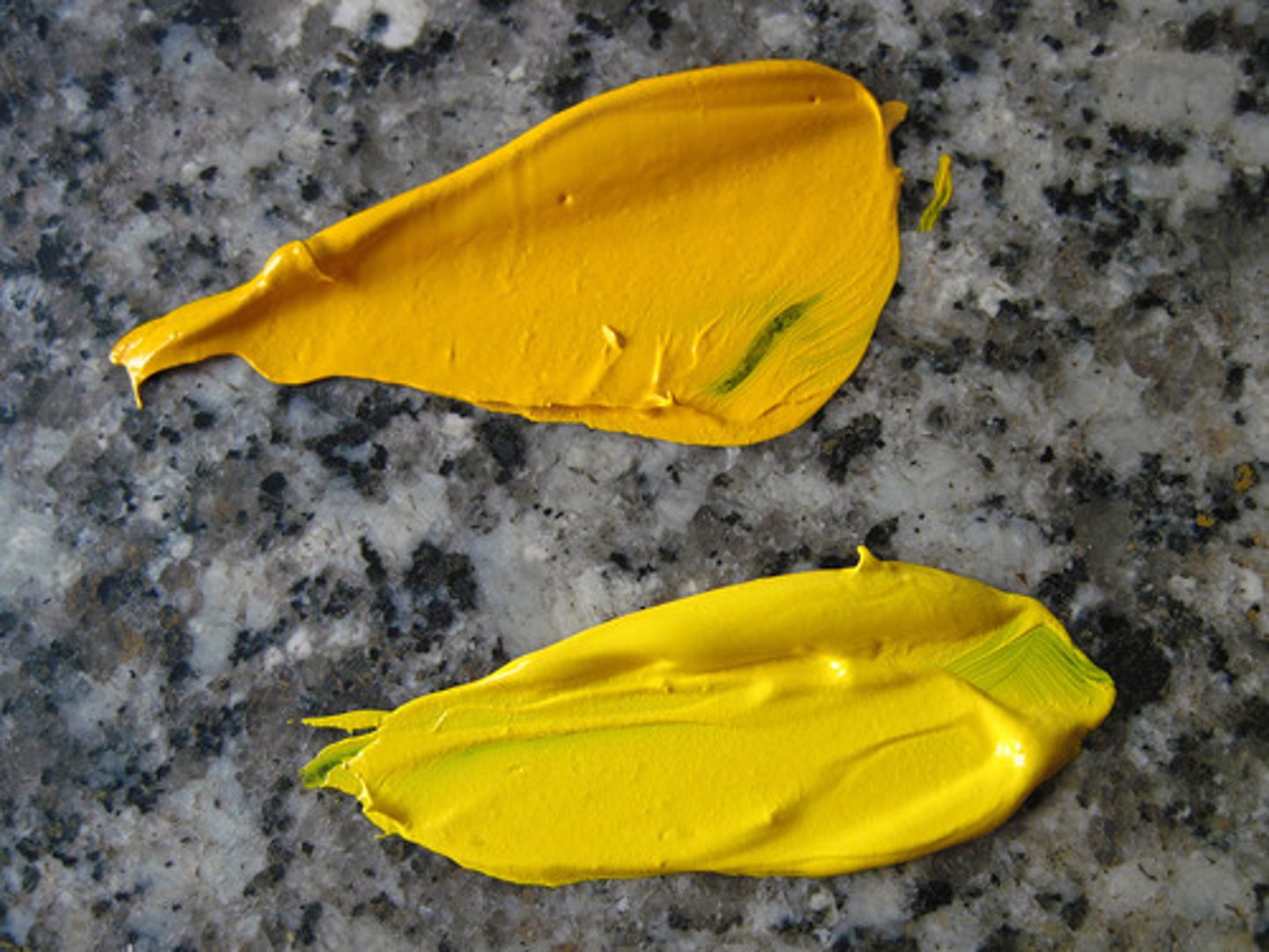 <p>Źółcień</p><p>Od XIX w (1818 roku, w malarstwie stosowany od 1830 roku)</p><p>Odtąd najpopularniejszy m.in. Przez szeroką skale odcieni aż po czerwień</p><p>Dobrze kryjący, trwały</p><p>Tym Van Gogh słoneczniki i malowano te autobusy amerykańskie</p>