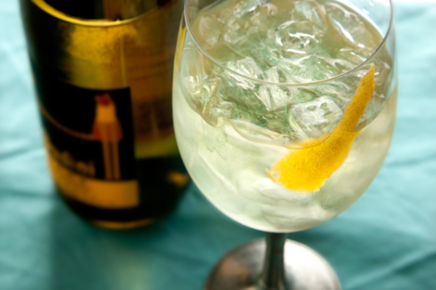 <p>- Built<br>- Wine glass w/ ice<br>- 2/3 chilled white wine<br>- 1/3 club soda<br>- Garnish: lemon twist</p>