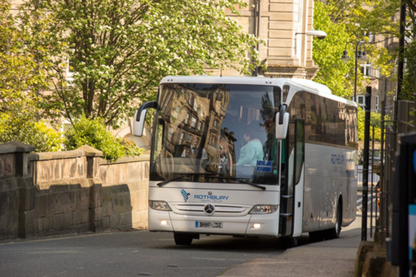 <p>водити автобус/мініавтобус</p>