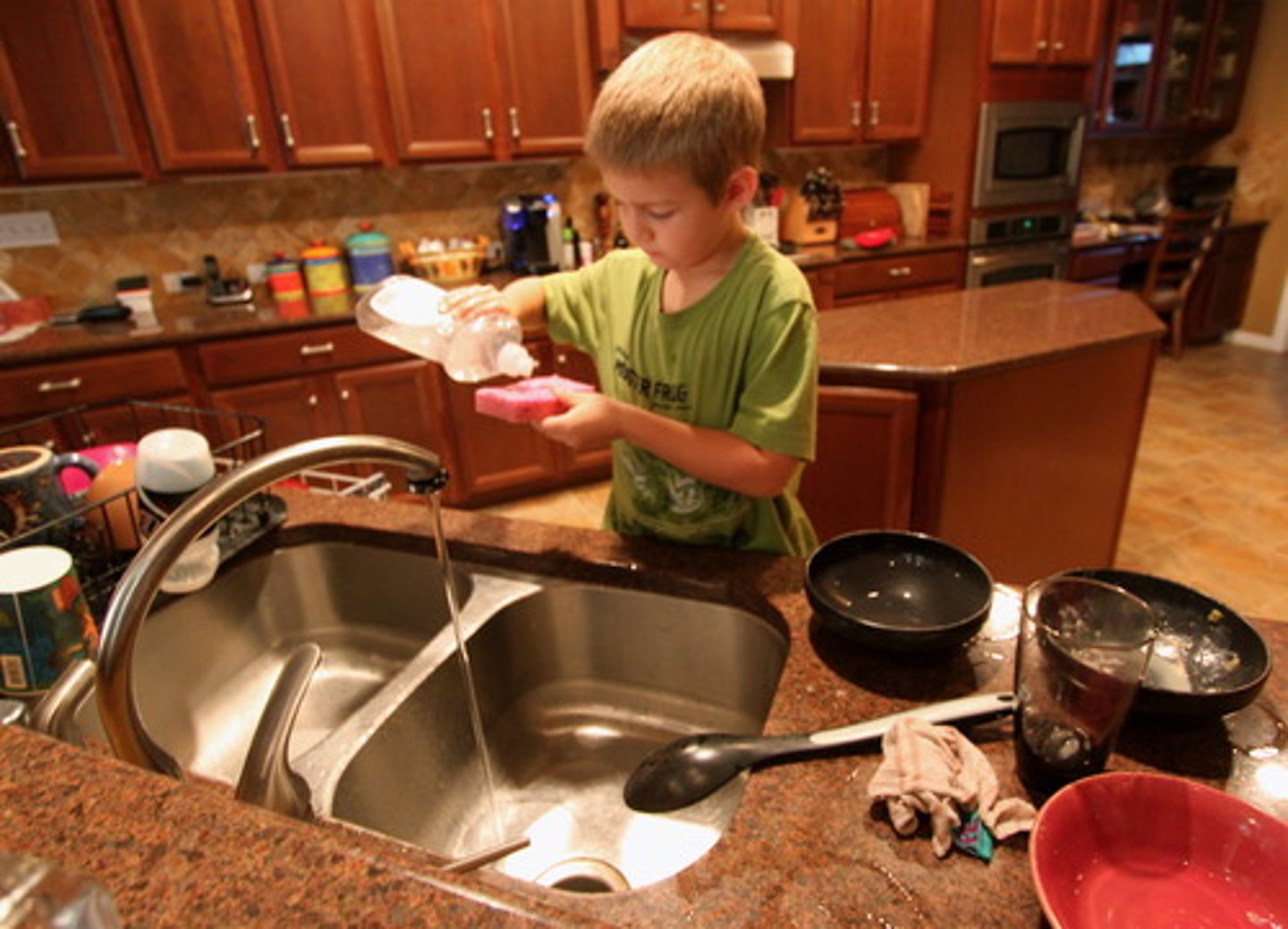 <p>to wash (the floor, the dishes)</p>