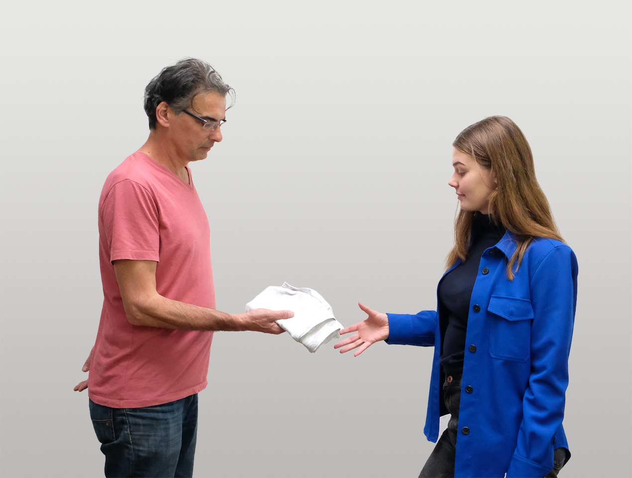 <p>Kees <strong>gives</strong> the cloth to Linda.</p>