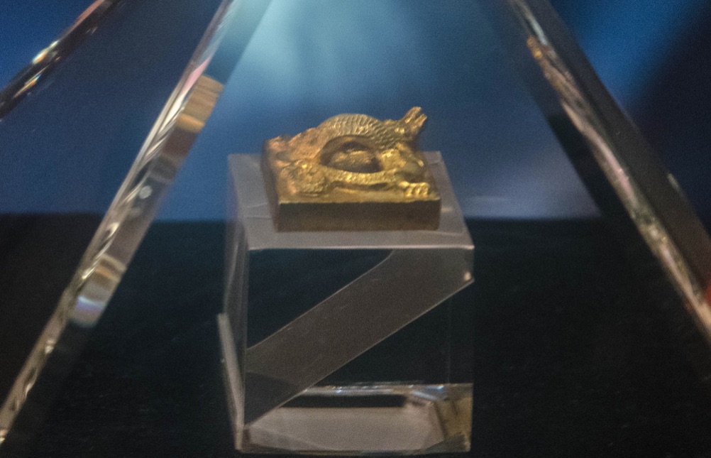<ol><li><p><strong>Rich Funerary Goods</strong> – The tomb contained a vast array of <strong>luxurious items</strong>, including gold, silver, lacquerware, and <strong>fine textiles</strong>, showcasing the wealth and status of the <strong>Zhao clan</strong> and their regional influence. This wealth reflects the power they held in the southern region, not just as rulers but as major players in trade and cultural exchange.</p></li><li><p><strong>Distinctive Artifacts</strong> – The tomb's contents included <strong>artifacts</strong> blending Chinese and <strong>local southern influences</strong>, highlighting the Zhao clan's role in maintaining a distinct cultural identity within the broader Han Empire.</p></li><li><p><strong>Military Symbols</strong> – Items like <strong>weapons</strong> and <strong>military paraphernalia</strong> in the tomb point to the Zhao clan’s military strength and their ability to maintain a degree of autonomy and power in the region.</p></li><li><p><strong>Political Autonomy</strong> – Despite their connection to the Han Empire, the <strong>Zhao clan</strong> often maintained <strong>independence</strong> and, at times, was not fully loyal to the Han court. This is evident in the tomb's grandeur and its reflection of local dominance.</p></li></ol><p></p>