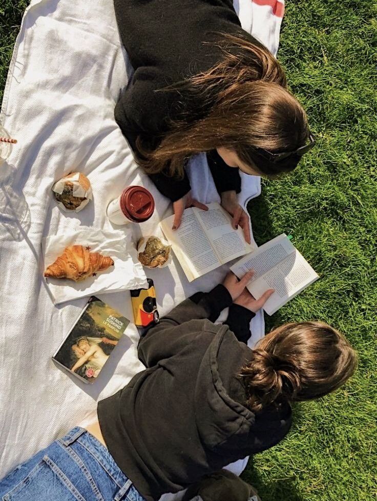 <p>We <strong>spend time</strong> in the park.</p>