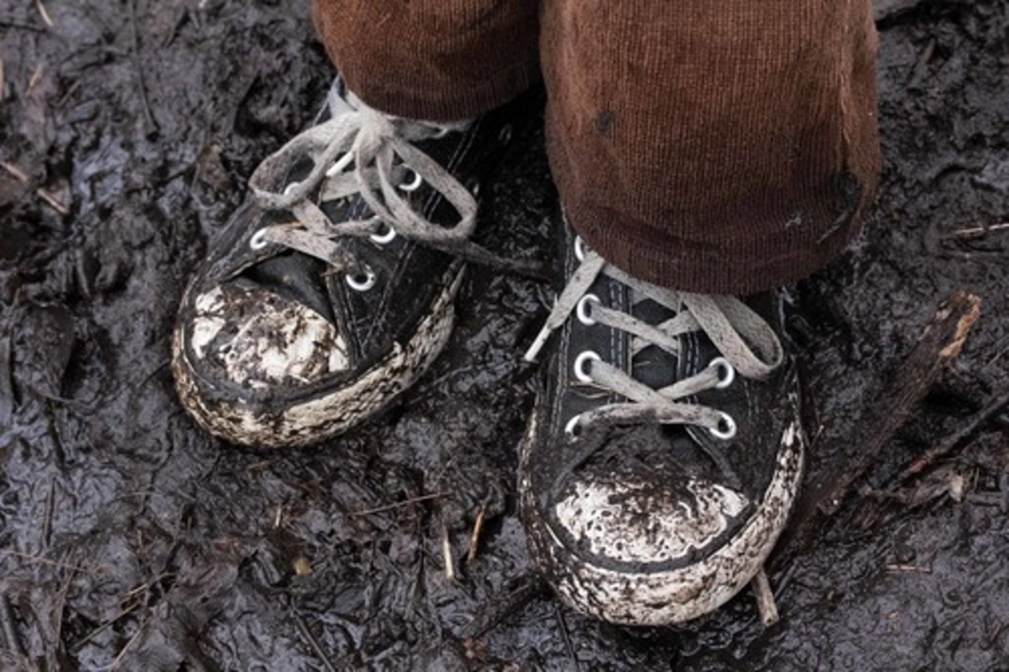 <p>to get (something) dirty</p>