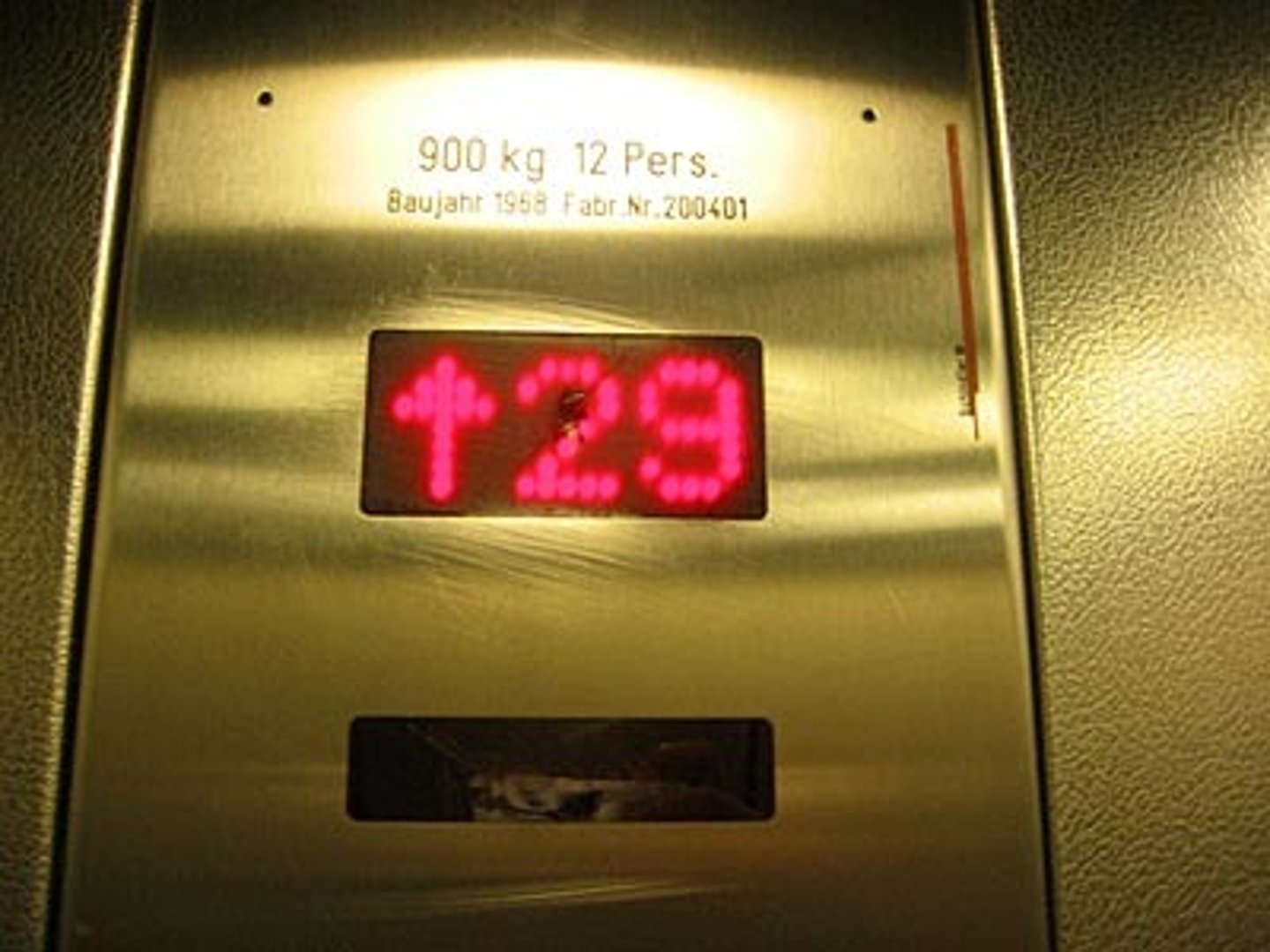 <p>tầng, lầu</p>