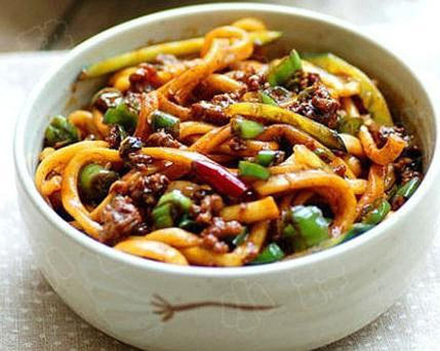 <p>(bàn) to mix (with sauce)</p>