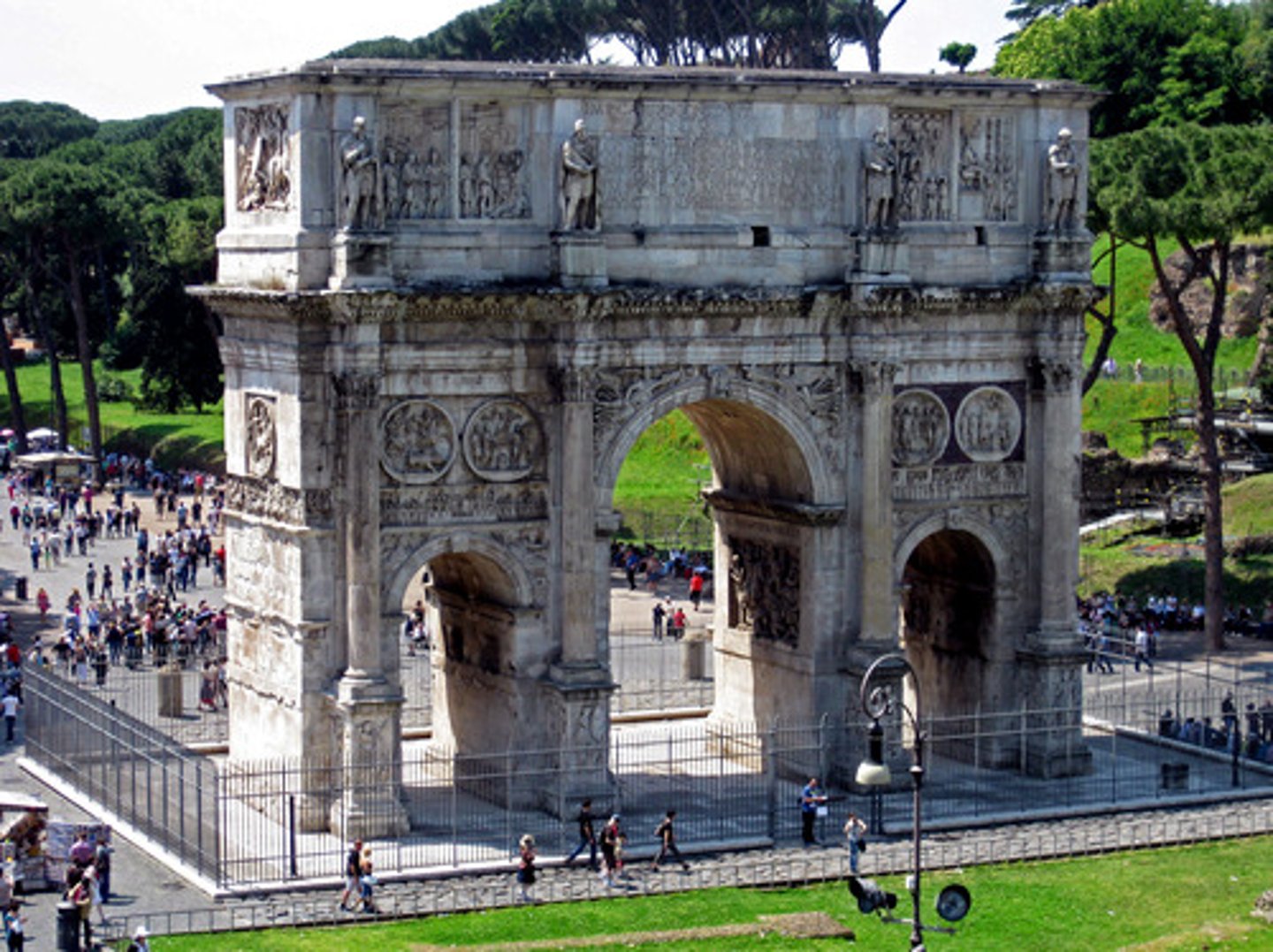 <p>In Roman architecture, a freestanding arch commemorating an important event, such as a military victory or the as a gate opening to another roman town</p>