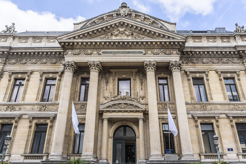 <p>Powrót do porządków architektonicznych obecnych w starożytności. Budowle miały charakter rytmiczny i harmonijny. Dominacja form kwadratowych, prostokątnych i okrągłych. Dbałość o symetrię</p>