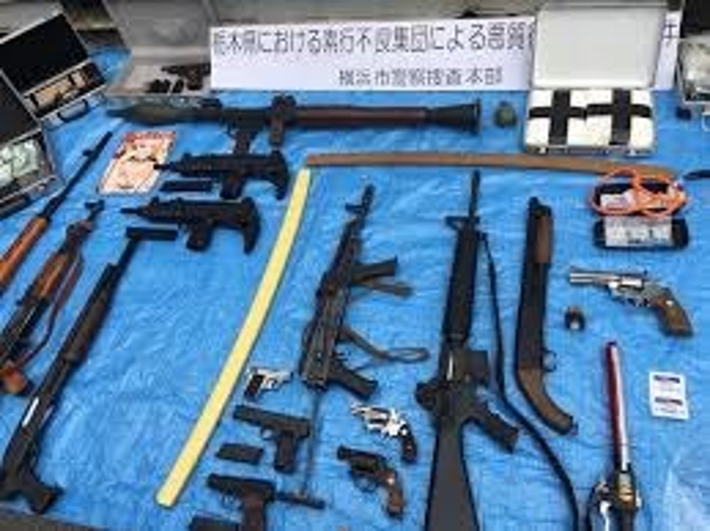 <p>tịch thu</p><p>The police can confiscate illegal goods.</p><p>Cảnh sát có thể tịch thu những hàng hóa bất hợp pháp</p>