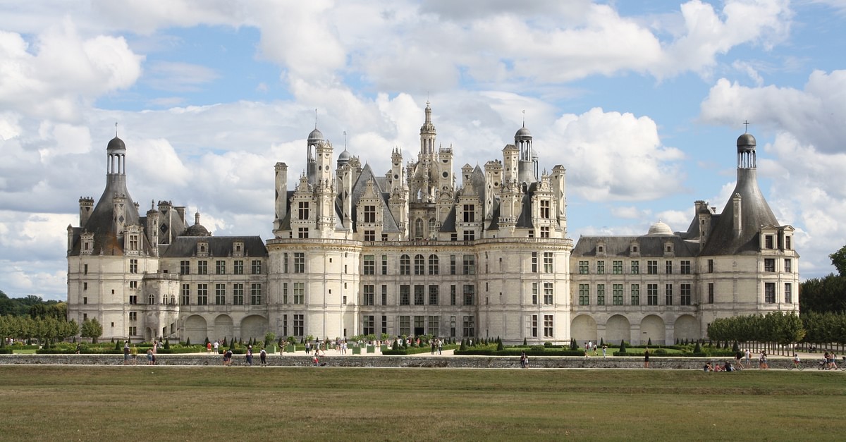 <p>known for its horseshoe shapes and entrance staircase</p>