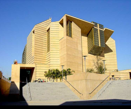 name the building architect and style 