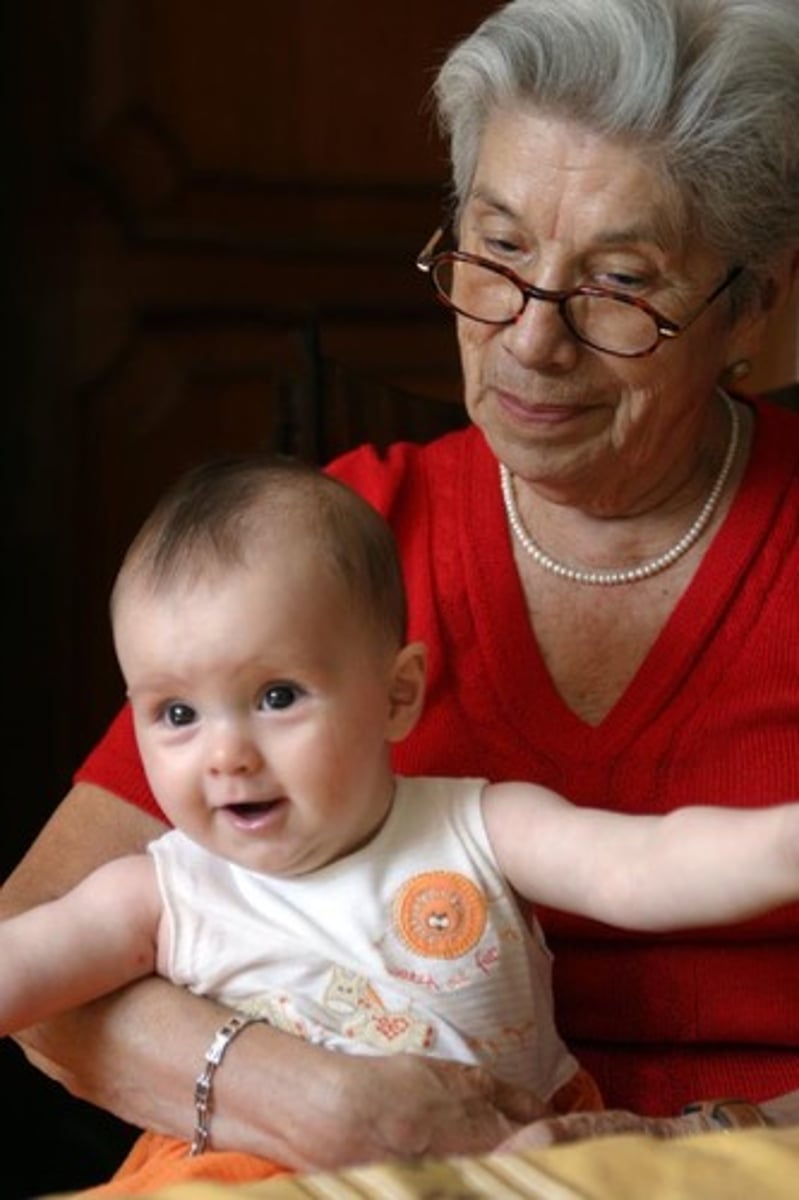 <p>a difference in age between two people (neutral)</p><p>There's quite a big ~ between them, but they still have a strong relationship.</p><p>Some people worry about ~ in relationships, but it doesn't always matter.</p>