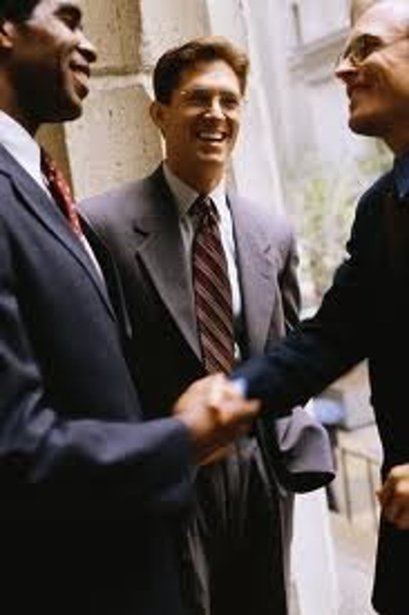 <p>to know (someone)</p>