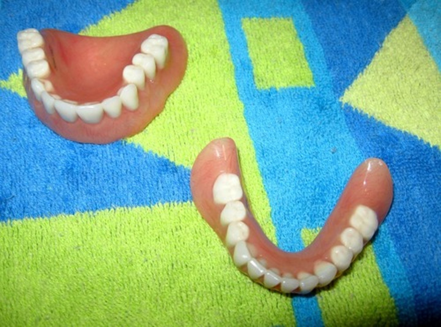 <p>a removable plate holding one or more artificial teeth.</p>