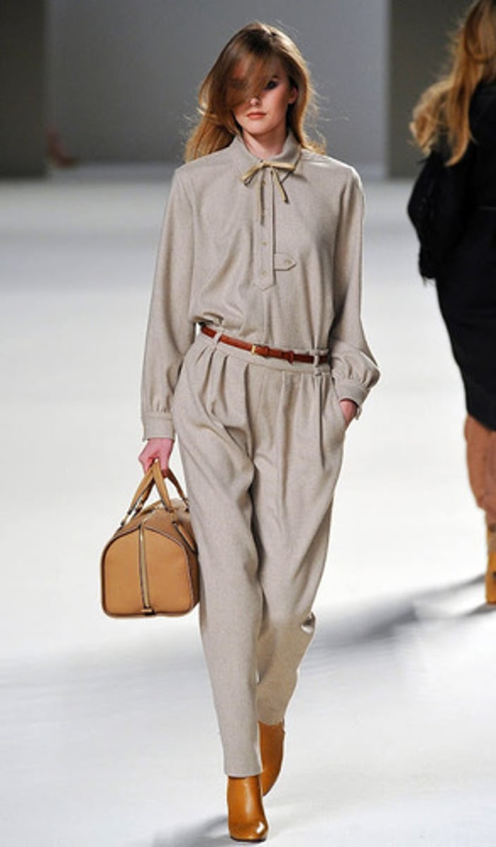 <p>to wear; to take</p>