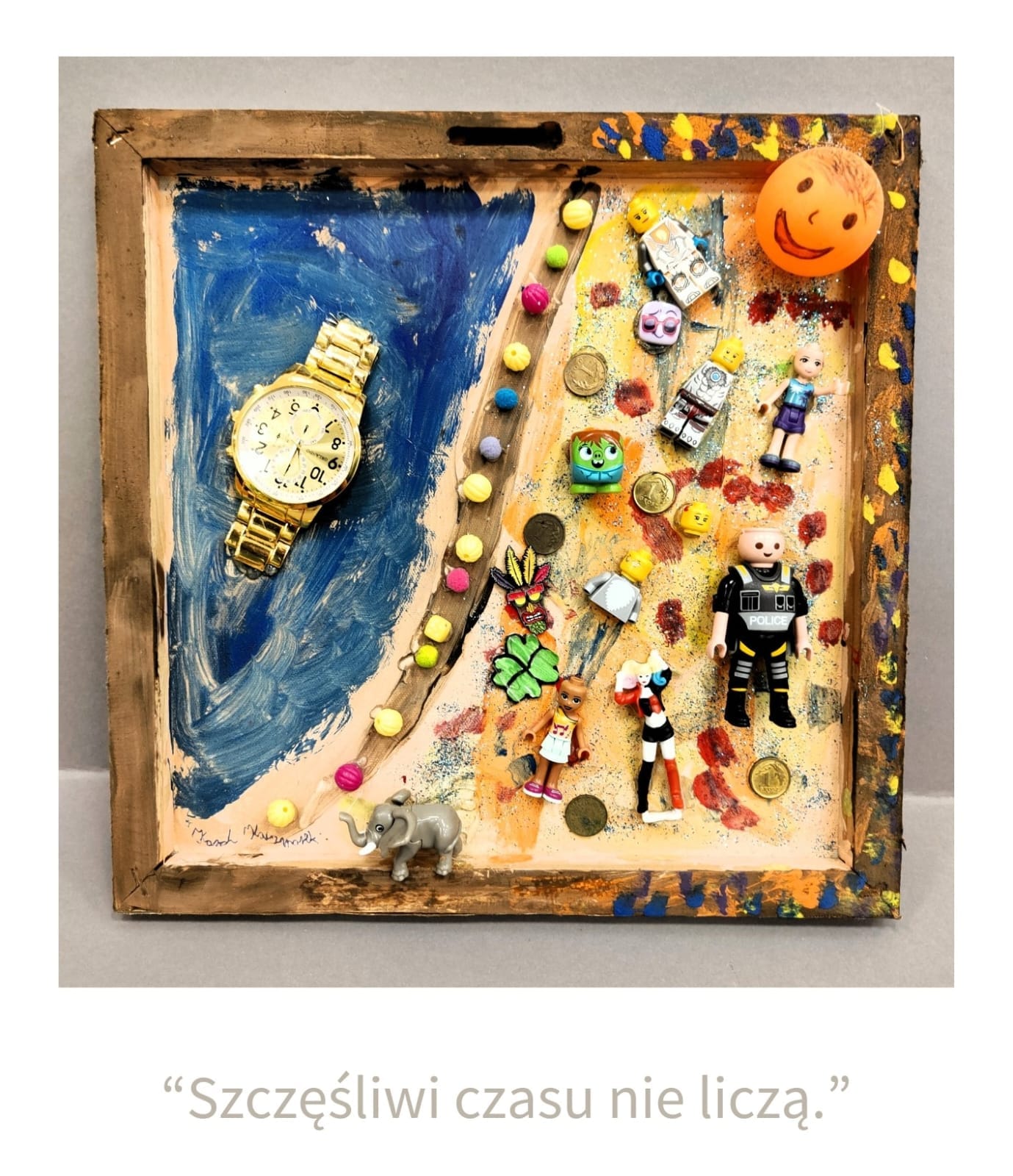 <p><strong>trojwymiarowy kolaż</strong>, czyli technika polegająca na tworzeniu trojwymiarowych kompozycji z często gotowych przypadkowych przedmiotów</p><p class="is-empty is-editor-empty has-focus"></p>