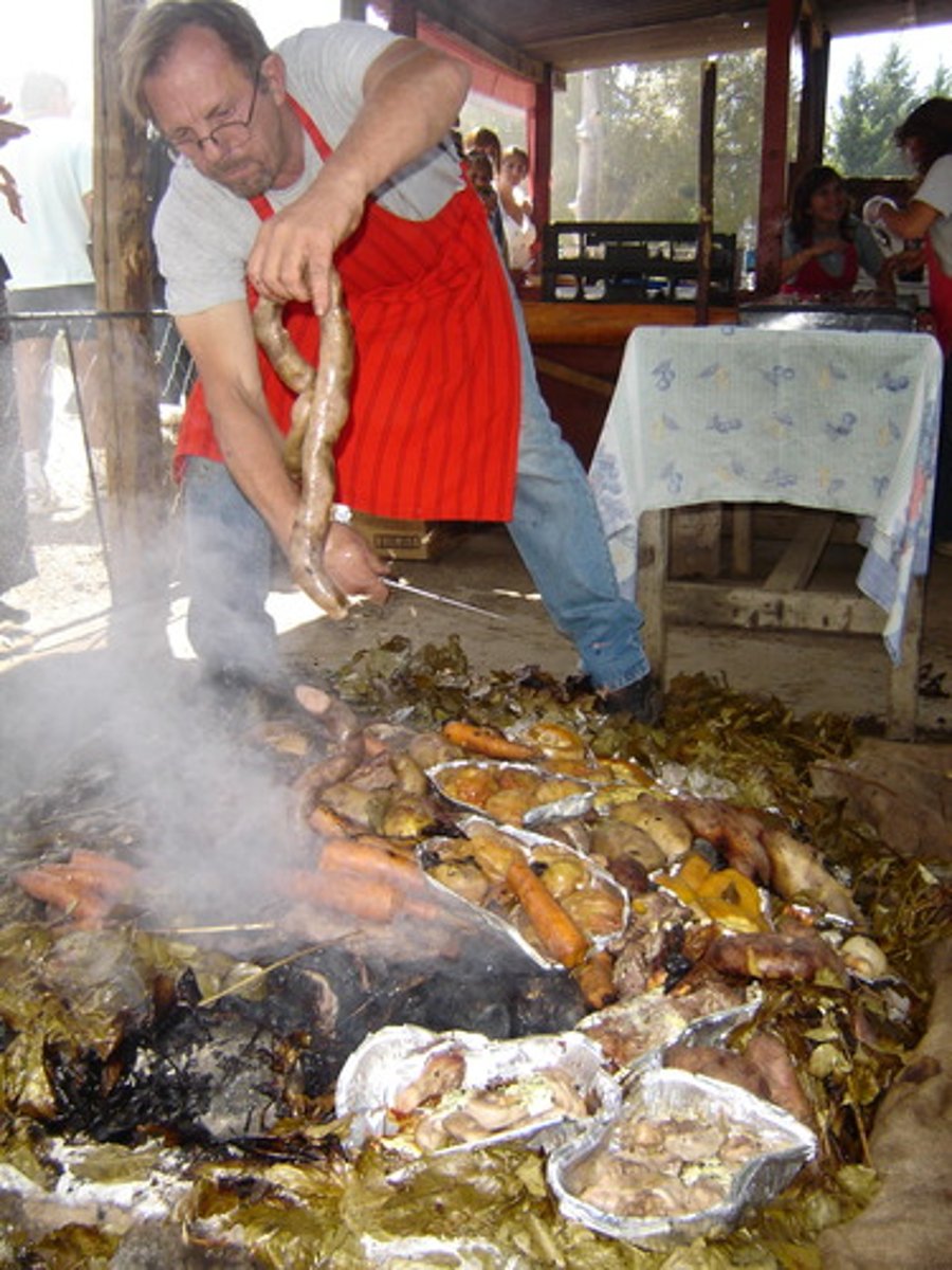 <p>Traditional Chilean food</p><p>Layers of meats are cooked in the ground by heated rocks</p><p>Communal food</p>