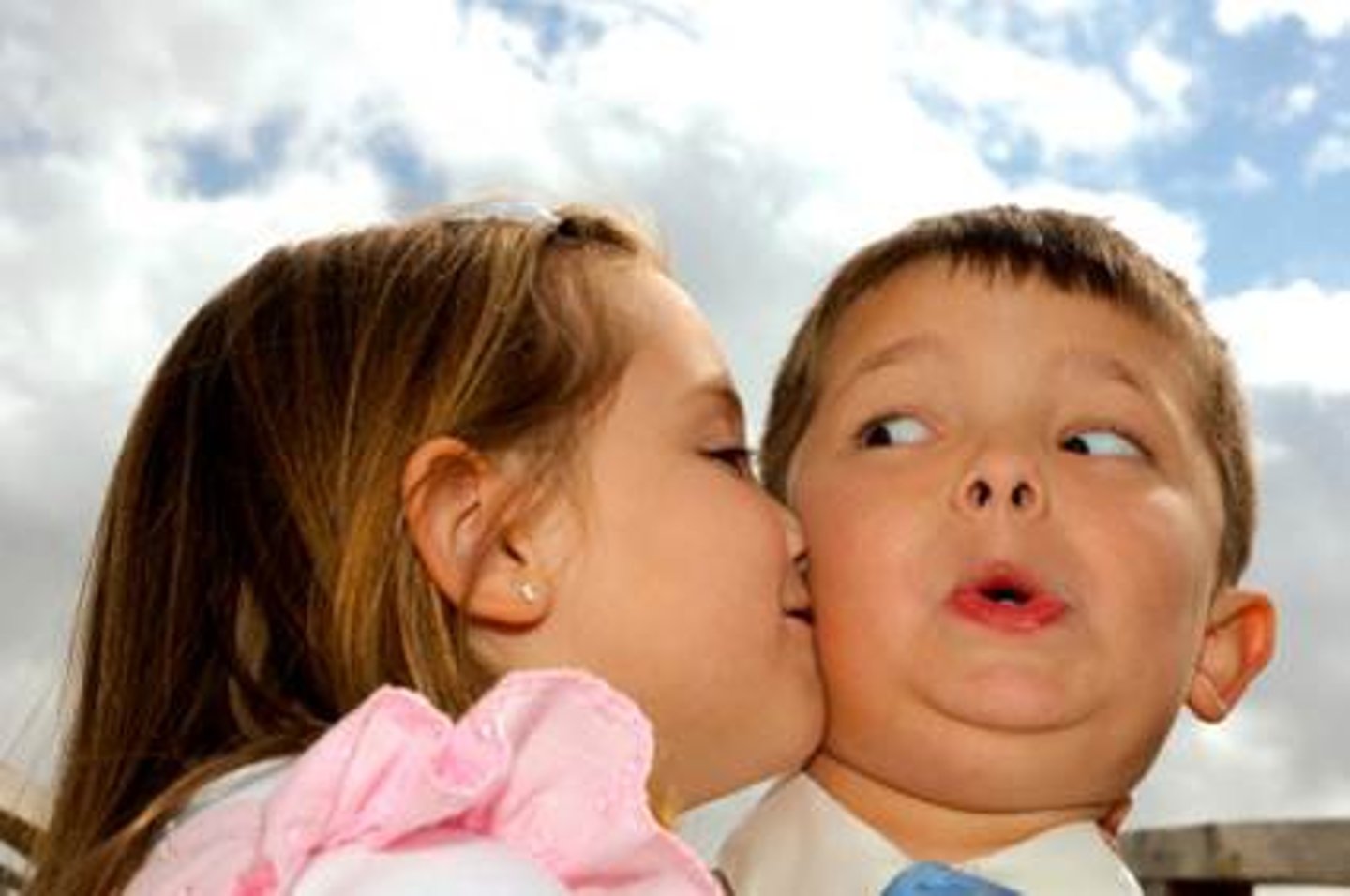 <p>to kiss</p>