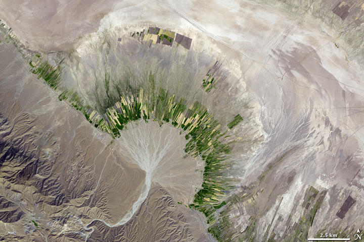 <p>Bottom of desert mountains, streams spread out, deposit transported material</p>