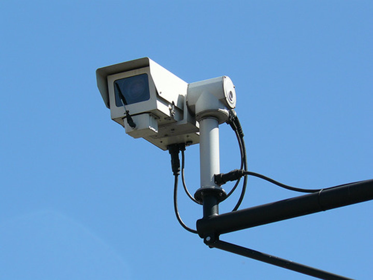 <p>camera giám sát/ camera an ninh</p>