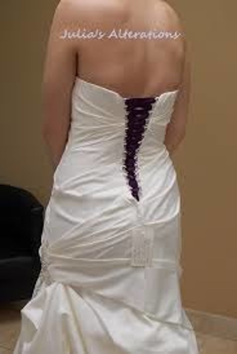 <p>make a garment looser or larger, typically by adjusting a seam.</p><p>*the dress is too tight—perhaps it could be let out</p>