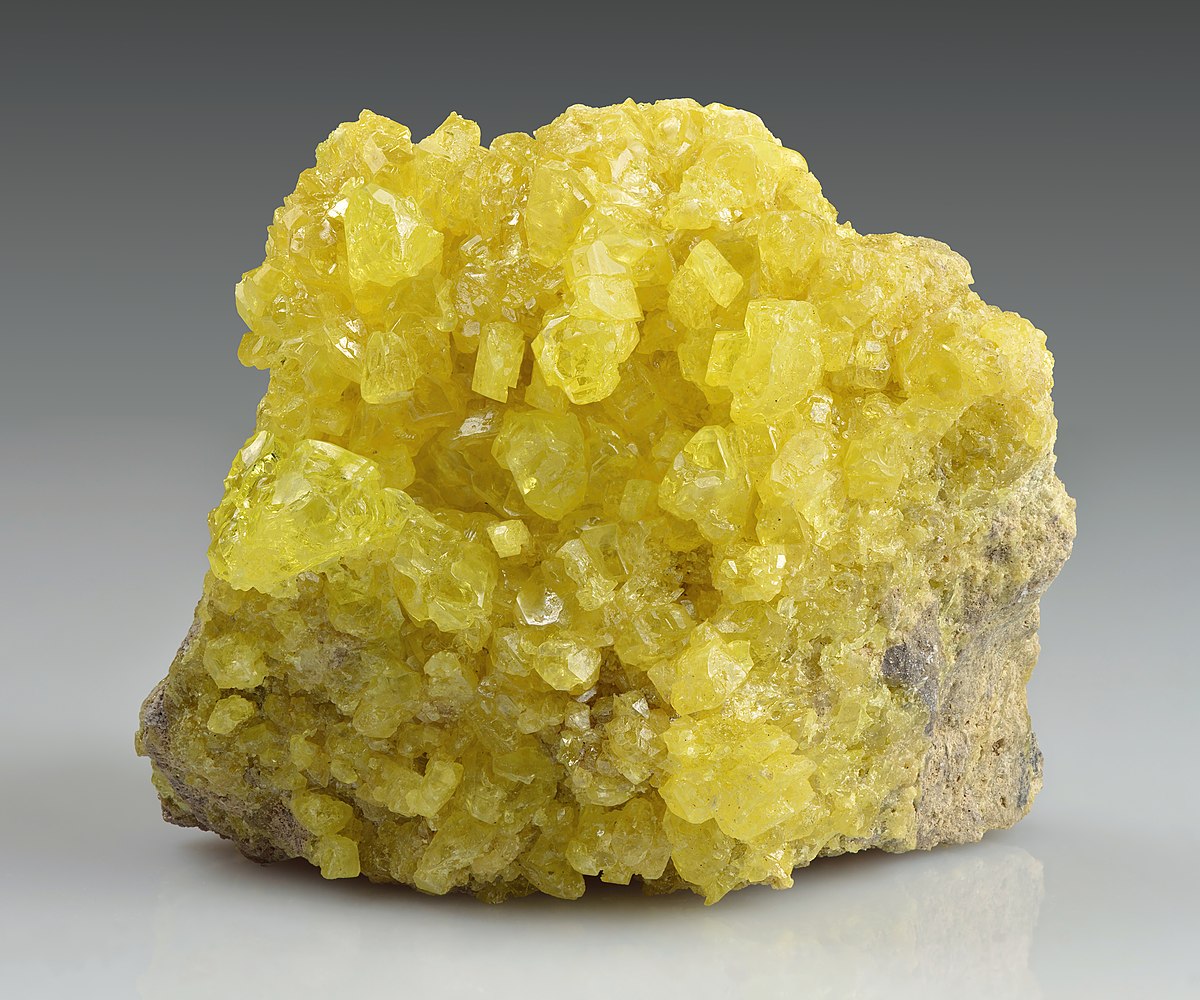 <p>yellow, smells like eggs</p>